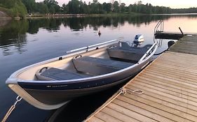 Välutrustad stuga med vacker sjöutsikt